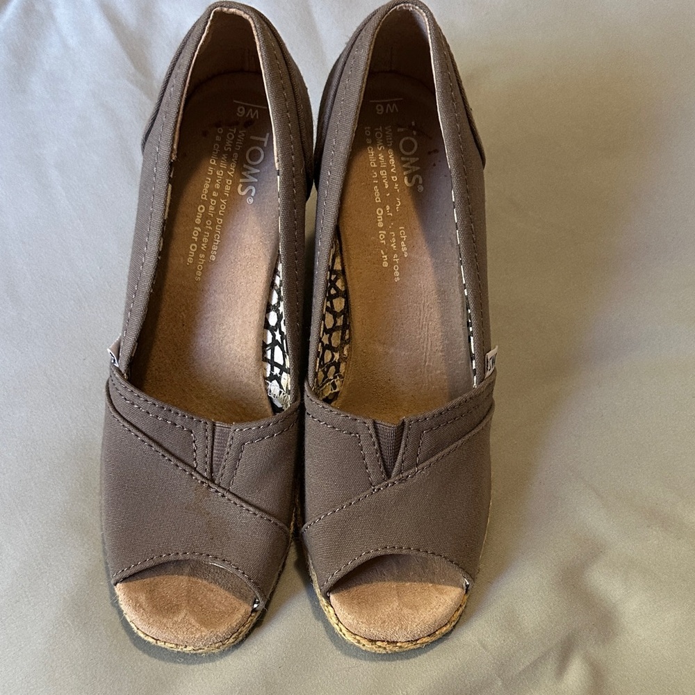TOMS Women's Tan Peep-Toe Wedges